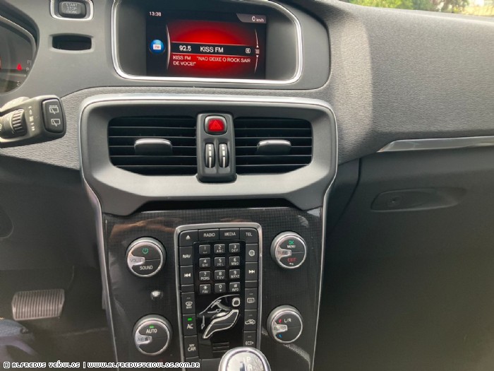 Volvo V40 2.0 T4 MOMENTUM  2018/2019